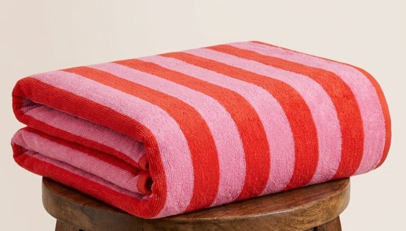 WhatsApp Image 2026-08-20 at 4.17.58 PM (1) 1 পিস গোসলের টাওয়াল Red & white color - Image 1